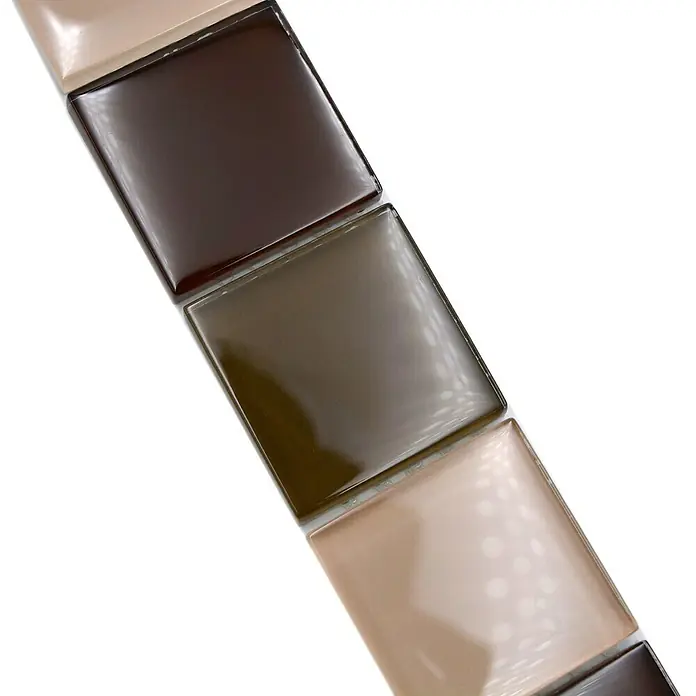 Fliesenbordüre Vision BO NB19482 - 4,8 x 30 cm, Mix Beige/Braun, Glänzend - Nahaufnahme von quadratischen Mosaikfliesen in Beige- und Brauntönen, ideal für stilvolle Wand- und Bodengestaltung.