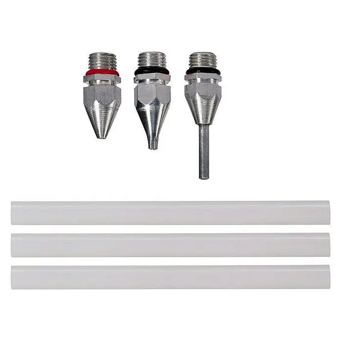 Einhell Classic Heißklebepistole TC-GG 30 - Durchmesser Klebepatrone: 11 mm - Drei silberne Sprühdüsen und drei weiße Röhren vor schwarzem Hintergrund. Düsen mit Gewinde, verschiedene Austrittsformen.