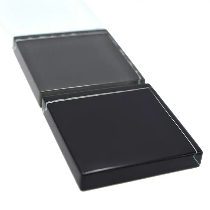 Fliesenbordüre Vision BO NB19481 - 4,8 x 30 cm, Mix Schwarz/Grau, Glänzend - Schwarzes Stempelkissen in quadratischer Form, mit einem offenen Deckel, der einen Blick auf die Stempelfläche ermöglicht.