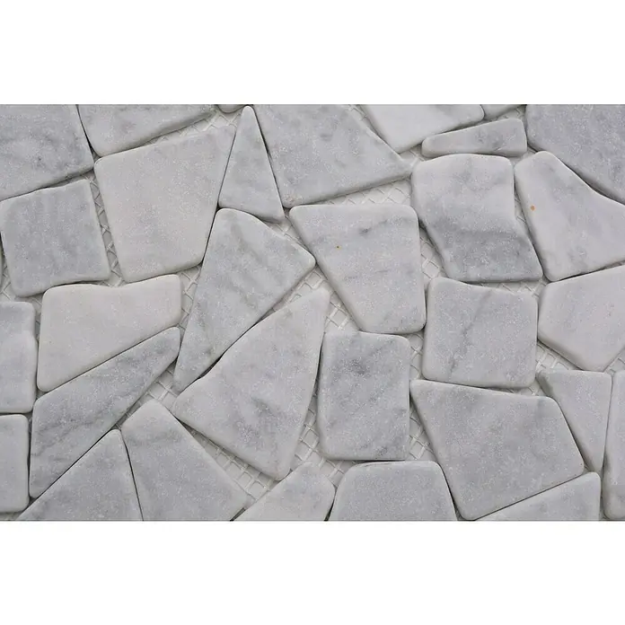 Mosaikfliese CIOT 30/2000 - 30,5 x 30,5 cm, Weiß/Grau, Matt - Nahaufnahme von unregelmäßig geformten weißen Marmorfliesen, die ein Mosaikmuster bilden, ideal für moderne Innenräume.
