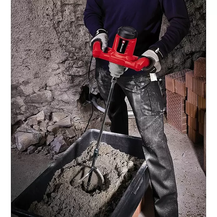 Einhell Expert Farb- & Mörtelrührer TE-MX 1600-2 CE - M 14, 1.600 W - Roter und schwarzer Einhell Farb- und Mörtelrührer mischt Beton in einer Wanne, gehalten von einer Person.