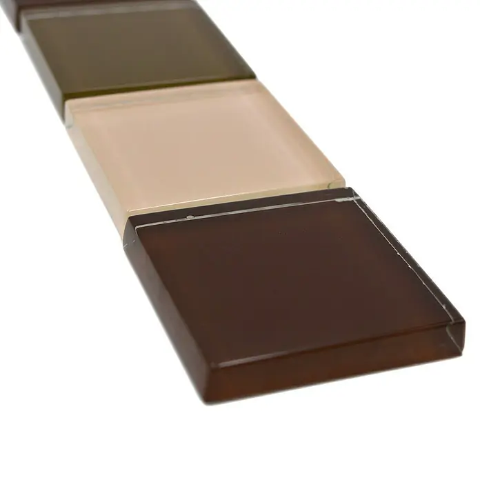 Fliesenbordüre Vision BO NB19482 - 4,8 x 30 cm, Mix Beige/Braun, Glänzend - Nahaufnahme von braunen, beigen und olivgrünen Glasmosaikfliesen, die ein elegantes und modernes Design für die Inneneinrichtung präsentieren.