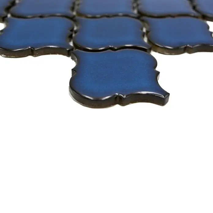 Mosaikfliese Florentiner Uni CLP 451 - 29,3 x 24,5 cm, Kobaltblau, Matt - Nahaufnahme von tiefblauen, glänzenden arabischen Mosaikfliesen mit geschwungenen Kanten, die ein edles Dekor erzeugen.