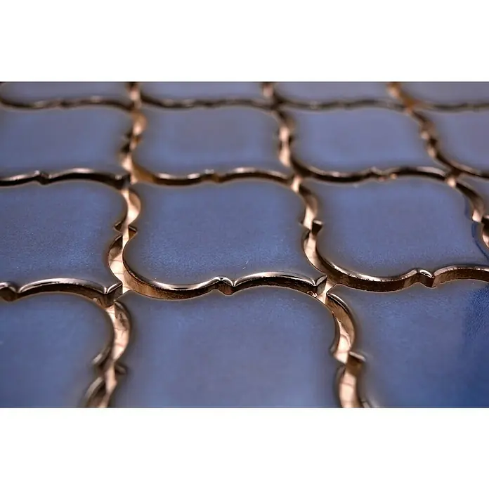 Mosaikfliese Florentiner Uni CLP 451 - 29,3 x 24,5 cm, Kobaltblau, Matt - Detailaufnahme von blau glasierten, dekorativen Fliesen mit geschwungenen Kanten, ideal für stilvolle Wand- und Bodenbeläge im Innenbereich.