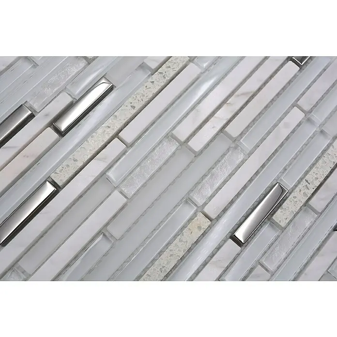 Mosaikfliese Verbund Crystal Mix XBH SV62 - 30 x 30 cm, Weiß/Silber, Glänzend - Nahaufnahme eines Mosaiks aus weißen und silbernen Stabfliesen für eine moderne und elegante Wandgestaltung.