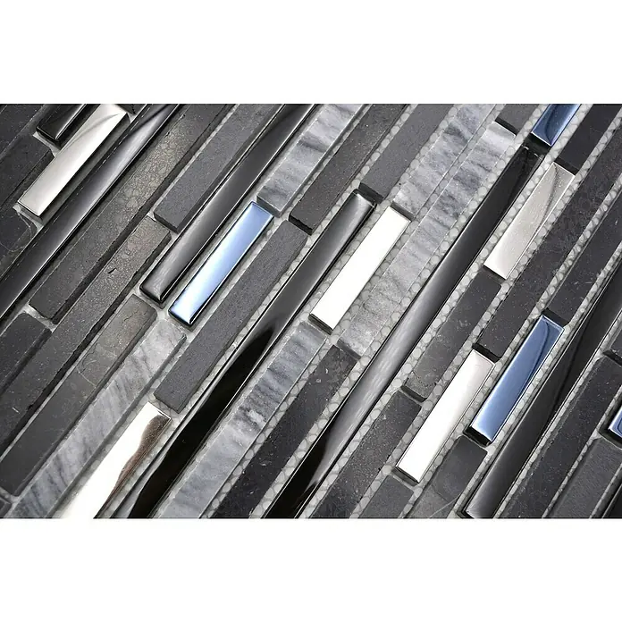 Mosaikfliese Verbund Crystal Mix XBH SV73 - 30 x 30 cm, Schwarz/Silber, Glänzend - Detailaufnahme einer Mosaikfliese mit länglichen, grauen Steinen und glänzenden, metallischen Akzenten, die ein modernes Design erzeugen.