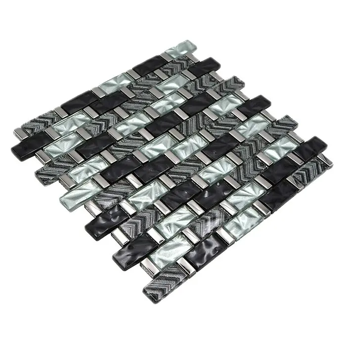 Mosaikfliese Rechteck Crystal Mix XCM MW10 - 31 x 30 cm, Grau/Schwarz, Glänzend - Nahaufnahme eines Mosaikfliesenmusters mit schwarzen, silbernen und grauen Akzenten, ideal für stilvolle Wand- und Bodengestaltungen im Innenbereich.