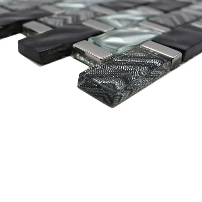 Mosaikfliese Rechteck Crystal Mix XCM MW10 - 31 x 30 cm, Grau/Schwarz, Glänzend - Nahaufnahme eines Mosaiks aus Glas und Stein in Schwarz-, Grau- und Silbertönen, ideal für moderne Wand- und Bodendesigns.