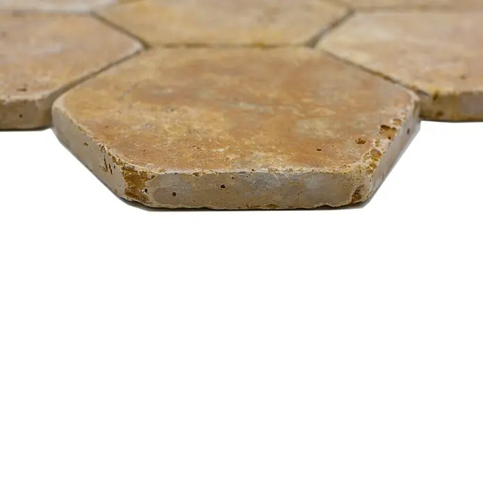 Mosaikfliese Hexagon XNT HX151 - 19,9 x 26,2 cm, Gold, Matt - Nahaufnahme eines sechseckigen, gelbbraunen Fliesenmusters mit rustikaler Textur, ideal für Küchen und Bäder.