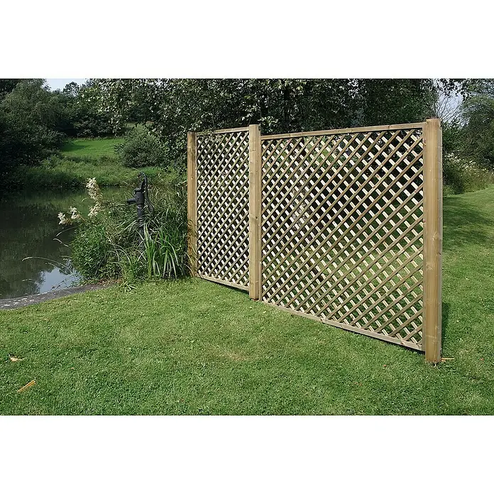Rankgitter - B x H: 180 x 180 cm - Ein hölzerner Sichtschutzzaun mit Gittermuster steht auf einer grünen Wiese in der Nähe eines Teiches. Er bietet Privatsphäre und ist dekorativ.