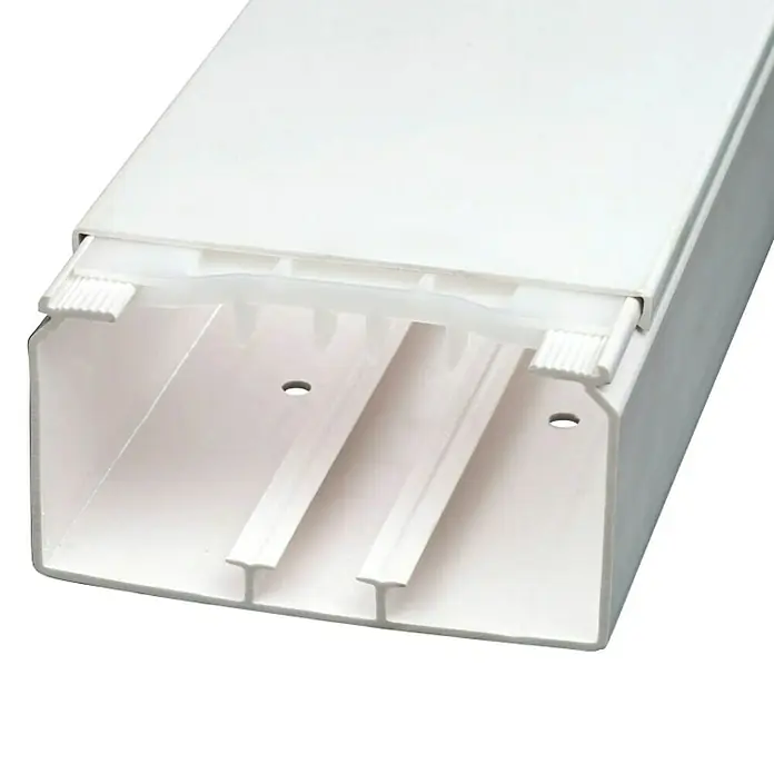 Canaleta para cables - L x An x Al: 2 m x 110 mm x 60 mm, Blanco - Primer plano de un canal de cable blanco con tapa, revelando particiones internas y orificios de montaje.