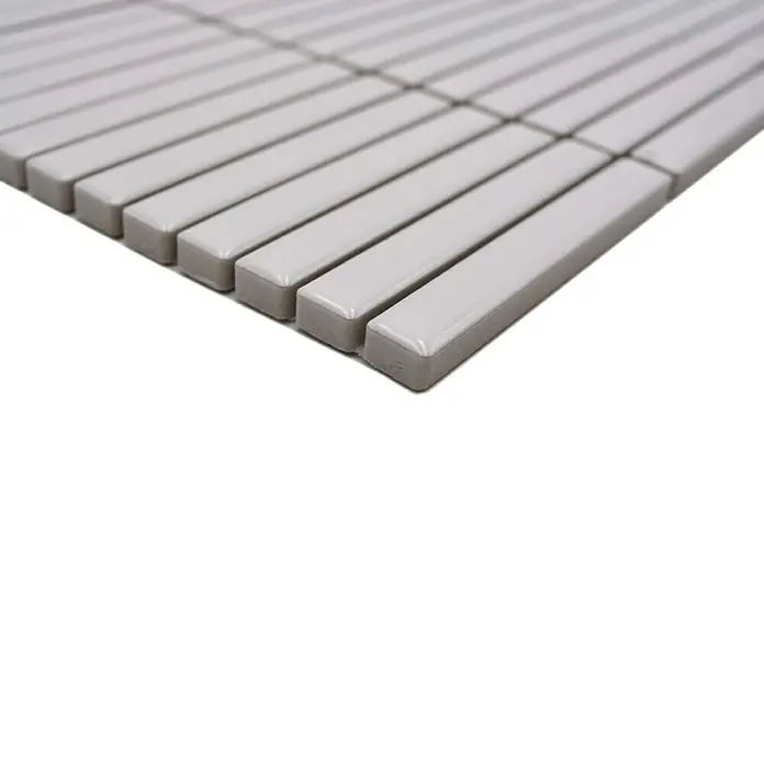 Mosaikfliese Kitkat Uni CG BBM 11 - 30,8 x 28,2 cm, Weiß, Glänzend - Das Bild zeigt eine Nahaufnahme von grauen, rechteckigen Mosaikfliesen, die dicht aneinander liegen und ein gleichmäßiges Muster bilden. Perfekt für moderne Badezimmer.
