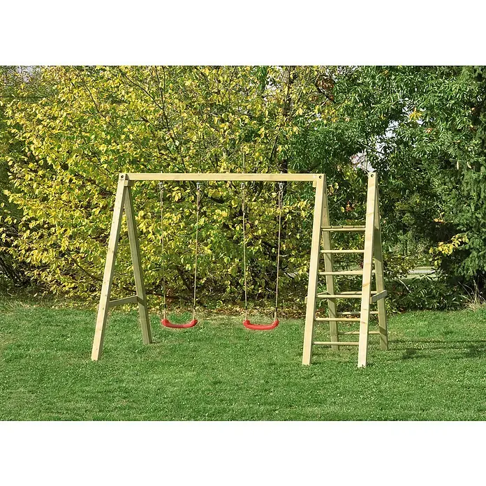 Schaukel Ronja - 315 x 167 cm - Holzschaukel mit Leiter auf Rasen mit Bäumen im Hintergrund. Die Schaukel hat zwei rote Sitze und ist aus hellem Holz gefertigt.