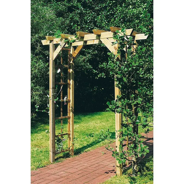 Arkadenpergola Daniela - Durchgangsbreite: 120 cm, Höhe: 218 cm - Gartenlaube aus Holz mit Pflanzenbewuchs, die einen malerischen Durchgang auf einem roten Backsteinweg bildet.