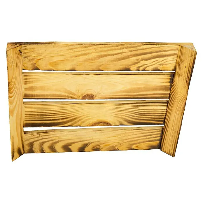 Einlegeboden Johanna - L x B x H: 38 x 29 x 4,5 cm - Nahaufnahme einer rustikalen Holzkiste mit deutlicher Maserung und dunklen Akzenten auf schwarzem Hintergrund. Perfekt für rustikale Dekorationen.