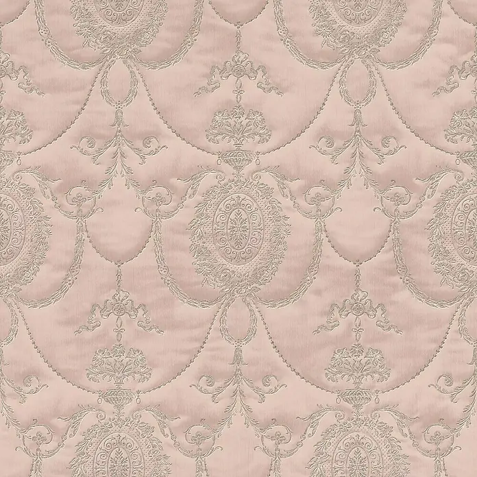 Rasch Trianon XIII Vliestapete - Rosé, Ornament, 10,05 x 0,53 m - Nahaufnahme von einem rosa Samtstoff mit detaillierten, silberfarbenen Brokatmustern für Polsterprojekte.