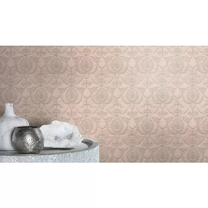 Rasch Trianon XIII Vliestapete - Rosé, Ornament, 10,05 x 0,53 m - Rosa Tapete mit aufwendigem silbernem Steppmuster, an einer Wand hinter Dekorationsartikeln.