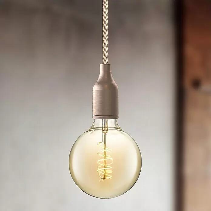 Home Sweet Home Textilkabel Meterware Online - Jute, 3, 0,75 mm² - Roségoldene Pendelleuchte mit geflochtenem Kabel und globusförmiger LED-Birne mit Spiralfilament, hängend.