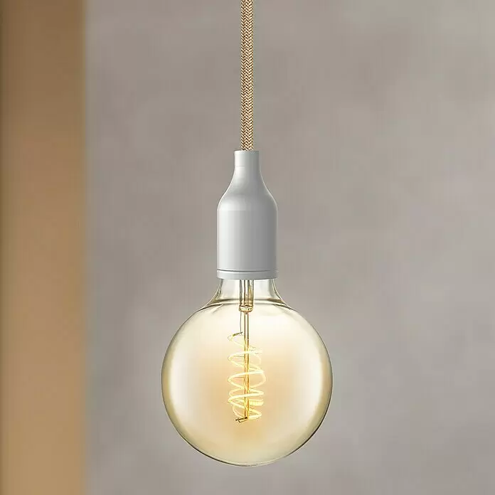 Home Sweet Home Textilkabel Meterware Online - Leinen, 3, 0,75 mm² - Beleuchtete sphärische Edison-Glühbirne mit Spiralfaden, weißer Fassung und geflochtenem Goldkabel.