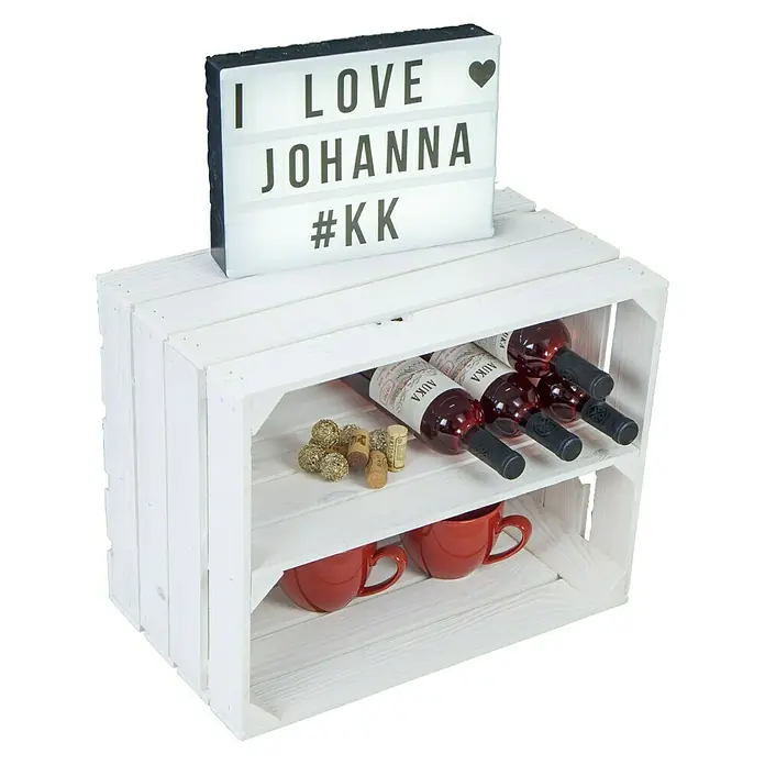 Holzregal Johanna - L x B x H: 50 x 40 x 30 cm, Holz, Weiß - Weißes Holzkistenregal mit Weinflaschen, Kugeln, Korken und roten Tassen. Darüber eine leuchtende Botschaft: "I love Johanna #KK".