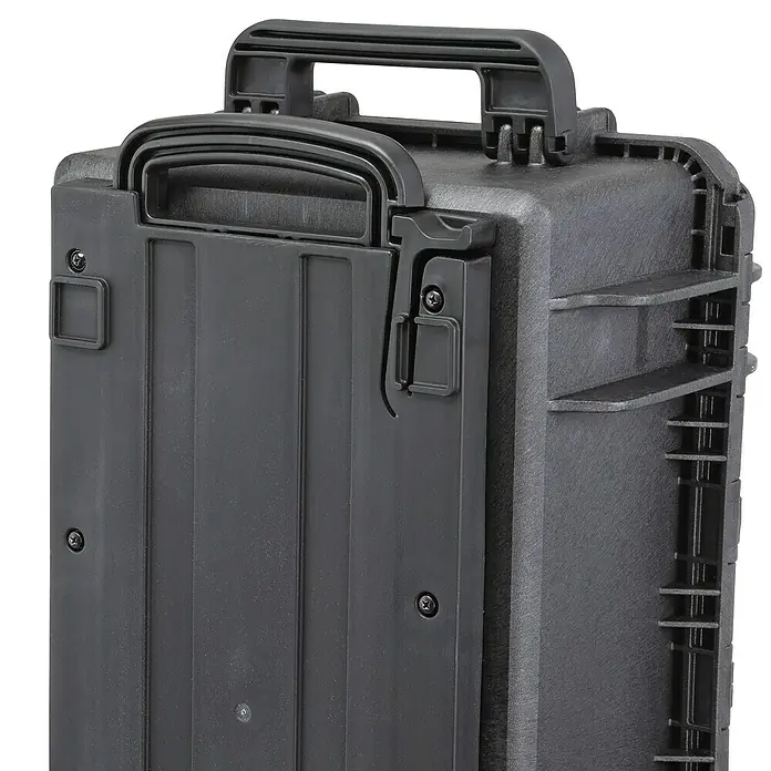 Wasserdichter Koffer MAX520TR - L x B x H: 585 x 361 x 238 mm, Ohne Schaumstoffeinlage, Ausziehbarer Trolley, Schwarz, Kunststoff - Detailaufnahme eines schwarzen Hartschalenkoffers mit Griff und Verschlussmechanismus. Ideal für den sicheren Transport von Ausrüstung.