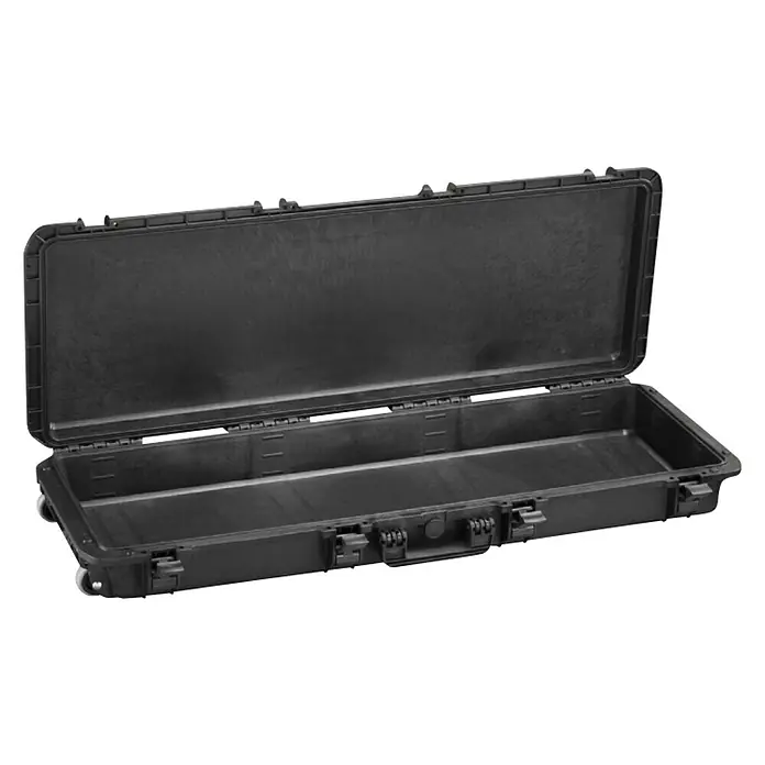 Wasserdichter Koffer MAX1100 - L x B x H: 1.177 x 450 x 158 mm, Ohne Schaumstoffeinlage, Passend für: Waffen, Schwarz, Kunststoff - Schwarzer, geöffneter Rollenkoffer. Dieser robuste Koffer eignet sich ideal für den Transport empfindlicher Ausrüstung und bietet sicheren Schutz.
