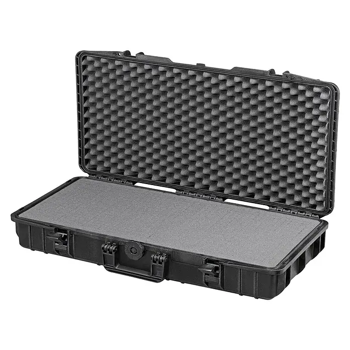 Wasserdichter Koffer MAX800 - L x B x H: 850 x 440 x 158 mm, Mit Würfelschaumstoffeinlage, Passend für: Waffen, Schwarz, Kunststoff - Ein schwarzer Schutzkoffer mit Schaumstoffeinlagen, ideal für den sicheren Transport empfindlicher Geräte. Der Koffer ist geöffnet dargestellt.