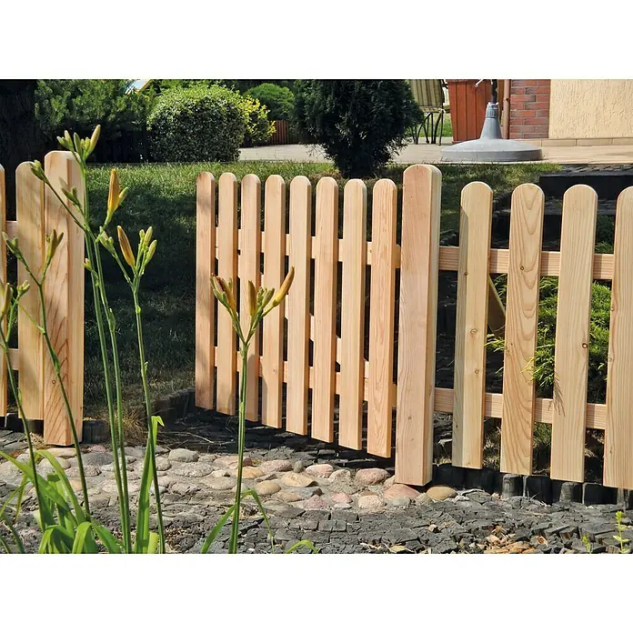 T & J Vorgartenzaun Anholt - 4,2 x 180 x 80 cm, Holz, Natur - Detailansicht eines Holzzauns im Garten, der einen rustikalen und natürlichen Charme versprüht.