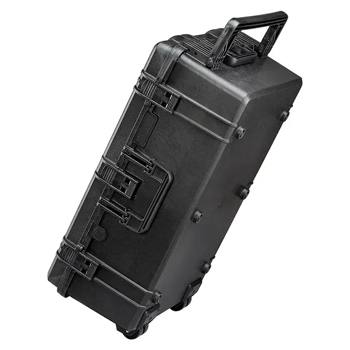 Wasserdichter Koffer MAX750 - L x B x H: 816 x 540 x 316 mm, Ohne Schaumstoffeinlage, Schwarz, Kunststoff - Detailaufnahme eines schwarzen Rollkoffers, der robust und für den Transport von Ausrüstung konzipiert ist. Ideal für Profis, die Schutz suchen.