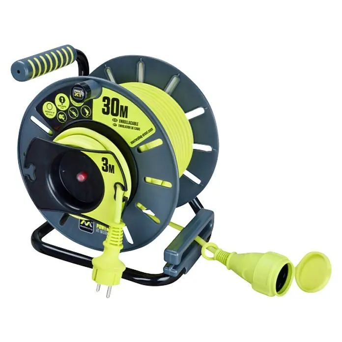 Luceco Enrollacables Reverse - Plástico, 30 m, H05VV-F, IP54 - La imagen muestra un carrete de cable con un cable amarillo sobre una superficie negra. El carrete de cable tiene un mango e incluye 30m de cable.