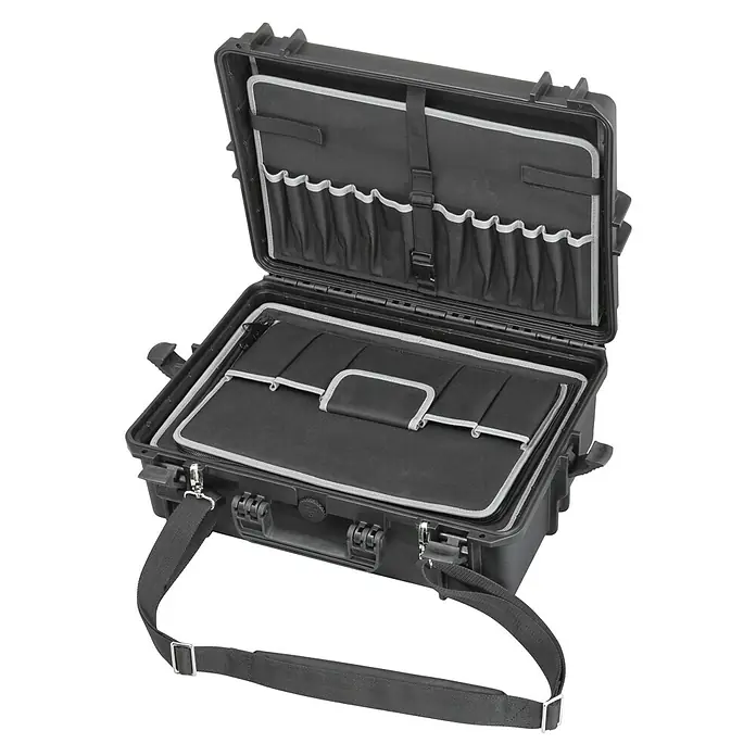 Wasserdichter Koffer MAX505 - L x B x H: 555 x 428 x 211 mm, Mit Werkzeugeinsatz, Schwarz, Kunststoff - Geöffneter schwarzer Werkzeugkoffer mit Tragegurt, der zahlreiche Fächer und Stauraum für Werkzeuge bietet. Ideal für den professionellen Einsatz.