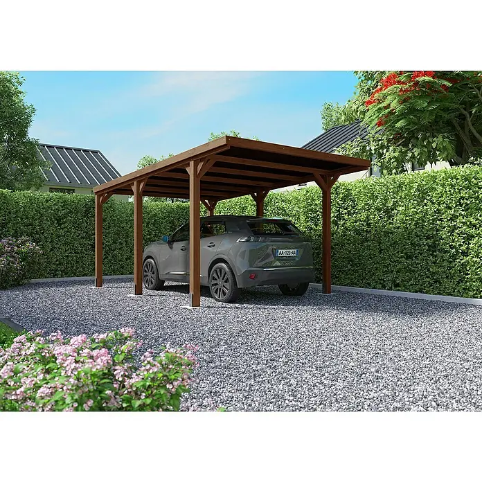 Cerland Carport Victor - Medidas ext. (An x Pr): 322 x 511 cm, Carport adecuado para: Automóviles - La imagen muestra una cochera de madera moderna con un coche gris debajo, rodeada de un camino de grava y vegetación exuberante.