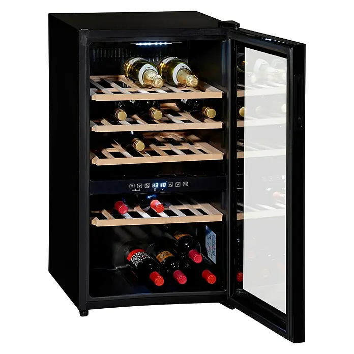 Wolkenstein Weinkühlschrank WTS49 DW - L x B x H: 57,5 x 48 x 85,5 cm, Schwarz - Ein Weinkühlschrank mit Glasfront und Holzregalen, der mit verschiedenen Weinflaschen gefüllt ist.