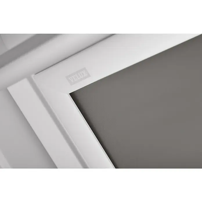 Velux Dachfensterrollo DKL PK08 0705SWL - Farbe: Grau - 0705SWL, Farbe Schiene: Weiß, Manuell - Nahaufnahme eines VELUX Verdunkelungsrollos mit weißem Rahmen und grauem Stoff, ideal für Dachfenster zur Lichtsteuerung.