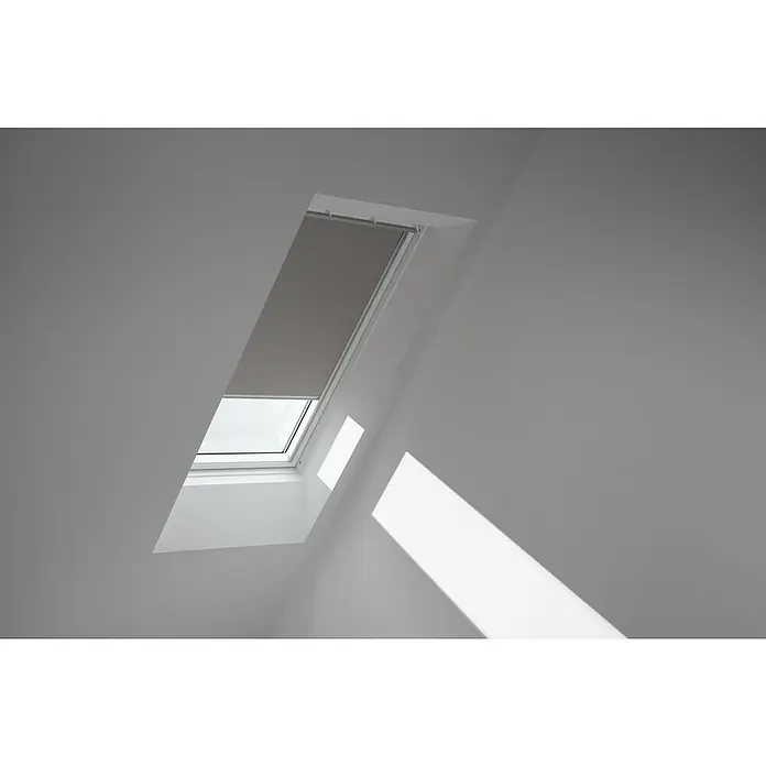 Velux Dachfensterrollo DKL Y47 0705SFarbe: Grau - 0705S, Farbe Schiene: Aluminium, Manuell - Dachfenster mit Rollo, das teilweise geschlossen ist, lässt Sonnenlicht herein und sorgt für eine angenehme Atmosphäre im Raum.