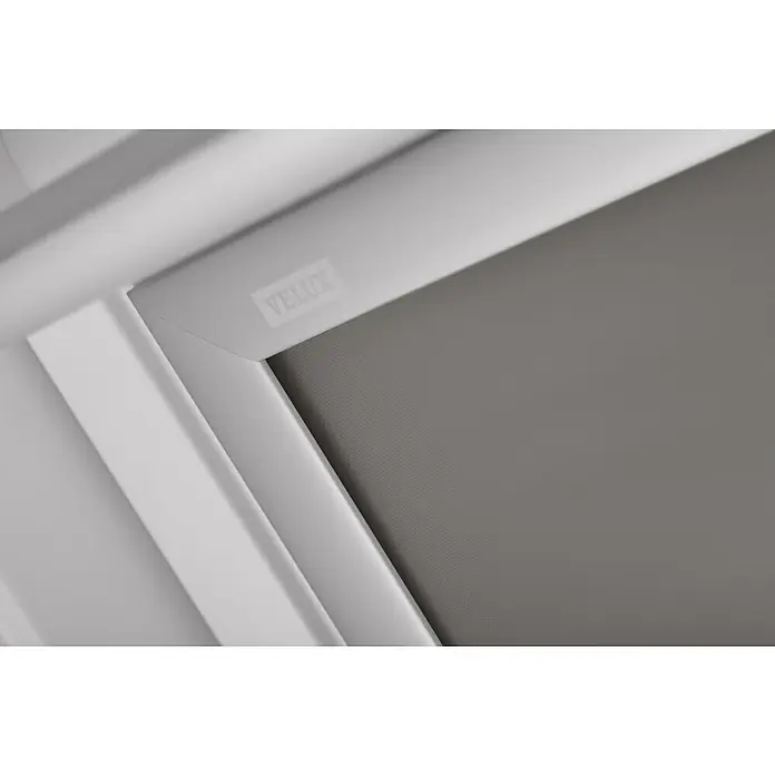 Velux Dachfensterrollo DKL F08 0705S - Farbe: Grau - 0705S, Farbe Schiene: Aluminium, Manuell - Nahaufnahme eines VELUX-Dachfensters mit Rollo, das sanftes Licht hereinlässt und gleichzeitig Privatsphäre bietet.\n