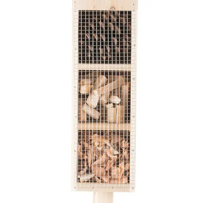 Hotel para insectos - 14,5 x 10 x 160 cm, Madera, Natural - Un hotel de insectos de madera con tres compartimentos llenos de materiales naturales y cubiertos con malla metálica.
