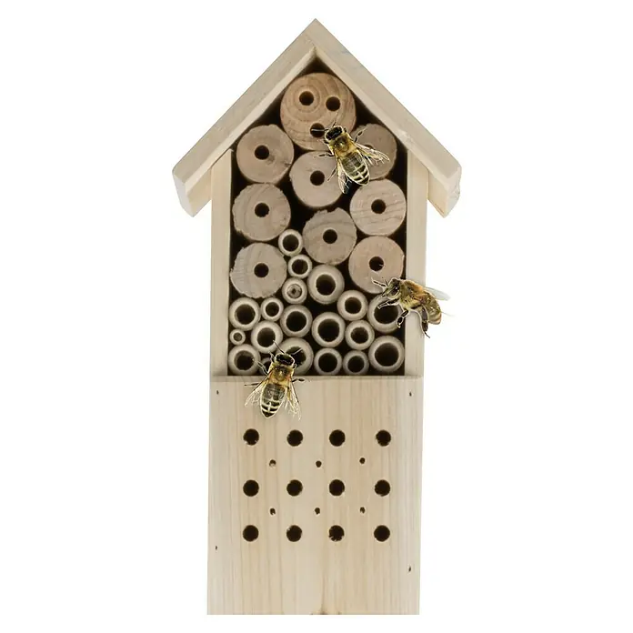 Hotel para insectos - 14,5 x 10 x 160 cm, Madera, Natural - Primer plano de un hotel para insectos de madera con varios agujeros, rodeado de tres abejas ocupadas.