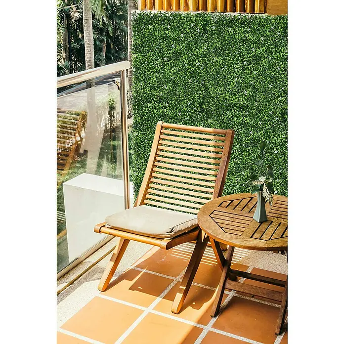 Faura Jardín vertical Jazmín - Plástico, L x An: 50 x 50 cm - Silla de madera con cojín y mesa con planta en balcón de azulejos. Acogedora zona de estar con vista al verdor.