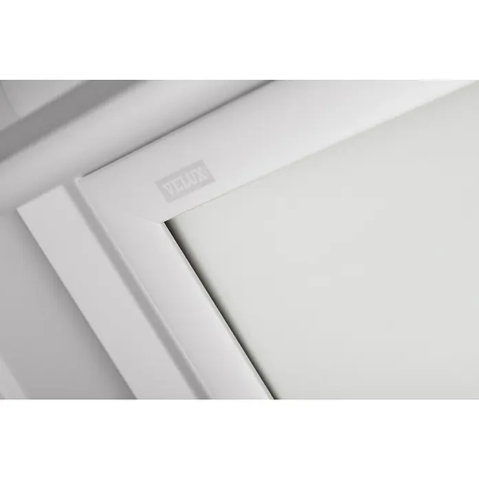 Velux Dachfensterrollo DKL S08 1025SWLFarbe: Weiß - 1025SWL, Farbe Schiene: Weiß, Manuell - Detailansicht eines VELUX Dachfensters, das ein klares, minimalistisches Design mit optimaler Lichtdurchlässigkeit verbindet.