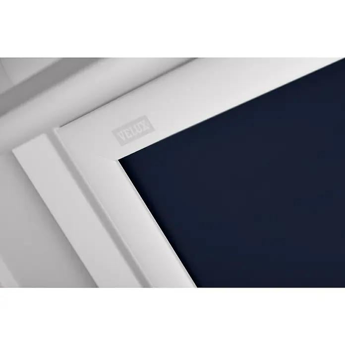 Velux Dachfensterrollo DKL C04 1100SWL - Farbe: Dunkelblau - 1100SWL, Farbe Schiene: Weiß, Manuell - Nahaufnahme eines VELUX-Dachfensters mit einem Verdunkelungsrollo, ideal für ein abgedunkeltes Zimmer und zur Verbesserung der Privatsphäre.