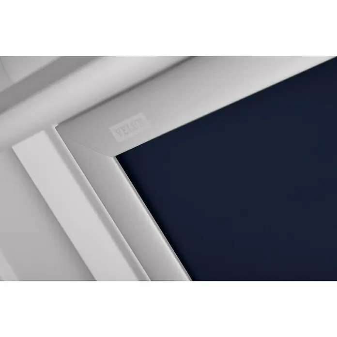 Velux Dachfensterrollo DKL CK02 1100S - Farbe: Dunkelblau - 1100S, Farbe Schiene: Aluminium, Manuell - Nahaufnahme eines VELUX Dachfensters mit einem eleganten, verdunkelnden Rollo in tiefem Blau, das für optimalen Komfort sorgt.