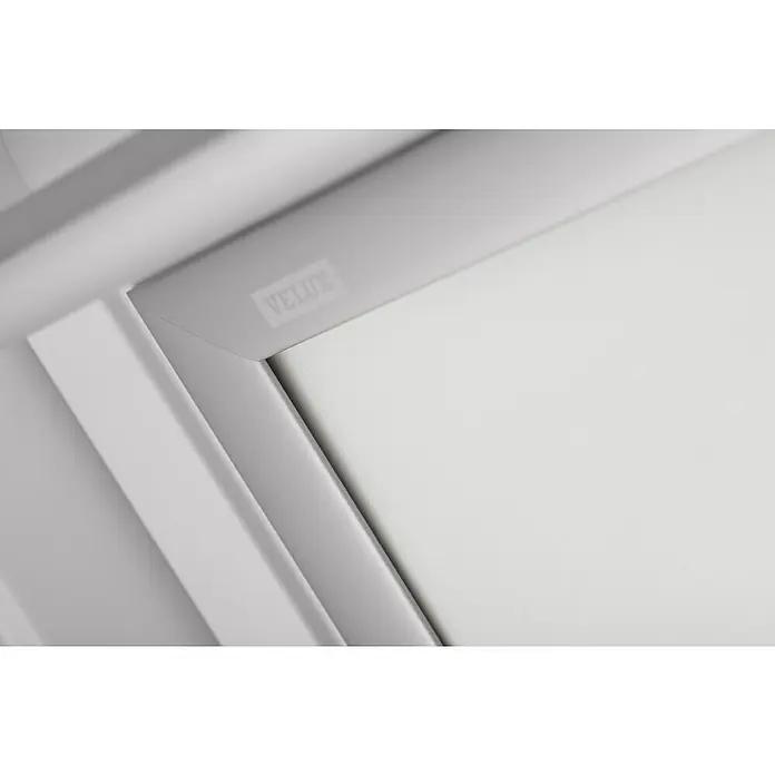 Velux Dachfensterrollo DKL Y43 1025SFarbe: Weiß - 1025S, Farbe Schiene: Aluminium, Manuell - Nahaufnahme eines Velux-Verdunkelungsrollos in einem Dachfenster, das für ein abgedunkeltes Ambiente sorgt und die Privatsphäre im Raum erhöht.