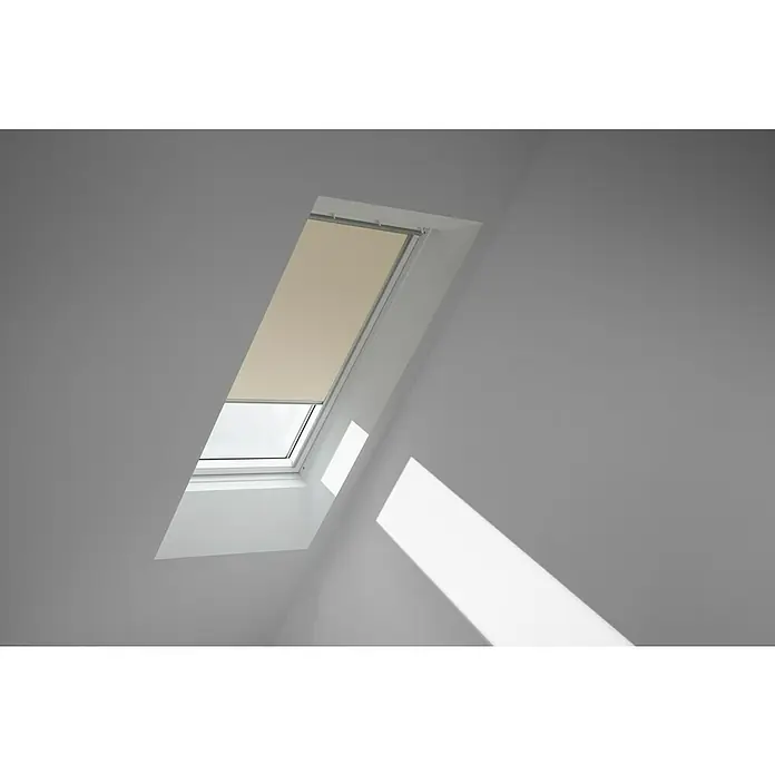 Velux Dachfensterrollo DKL UK08 1085SFarbe: Hellbeige - 1085S, Farbe Schiene: Aluminium, Manuell - Ein Dachfenster mit Rollo in einem hellen Raum. Das Rollo ist teilweise heruntergelassen und lässt Licht herein.