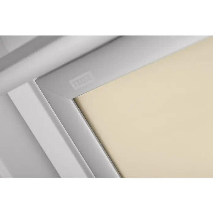 Velux Dachfensterrollo DKL PK10 1085S - Farbe: Hellbeige - 1085S, Farbe Schiene: Aluminium, Manuell - Nahaufnahme eines VELUX-Dachfensters mit hellbeigem Rollo, das für sanftes Licht und Privatsphäre sorgt.