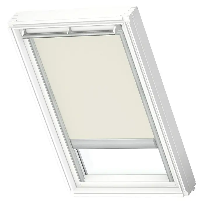 Velux Dachfensterrollo DKL MK10 1085S - Farbe: Hellbeige - 1085S, Farbe Schiene: Aluminium, Manuell - Nahaufnahme eines weißen Dachfensters mit einem cremefarbenen Rollo, das teilweise heruntergezogen ist und das Licht sanft filtert.