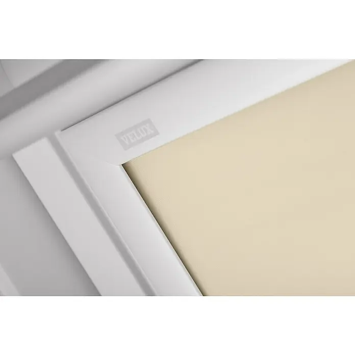 Velux Dachfensterrollo DKL PK06 1085SWL - Farbe: Hellbeige - 1085SWL, Farbe Schiene: Weiß, Manuell - Nahaufnahme eines weißen VELUX-Fensterrahmens mit einem cremefarbenen Rollo, das sanftes Licht hereinlässt und Privatsphäre bietet.