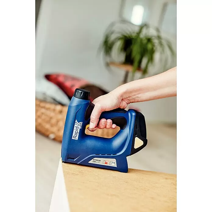 Rapid Akku-Tacker BTX530 - 7,2 V, Li-Ionen, 1,3 Ah, 1 Akku, Klammertiefe: 6 mm - 14 mm - Anwendungsbeispiel
