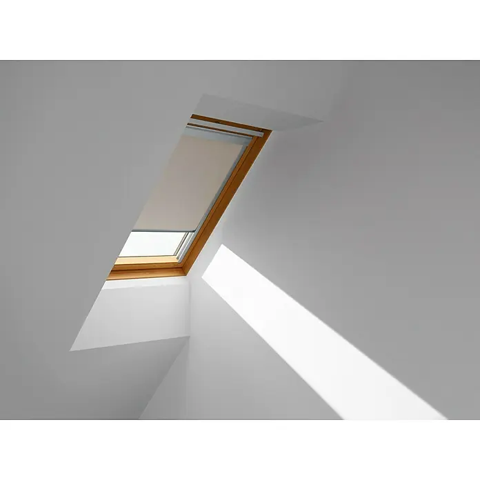 Velux Dachfensterrollo Classic DBL M08 4230 - Farbe: Beige - 4230, Farbe Schiene: Aluminium, Manuell - Helles Dachfenster mit Holzrahmen und Rollo, das Licht in einen Dachraum lenkt. Das Fenster sorgt für eine angenehme Atmosphäre im Raum.