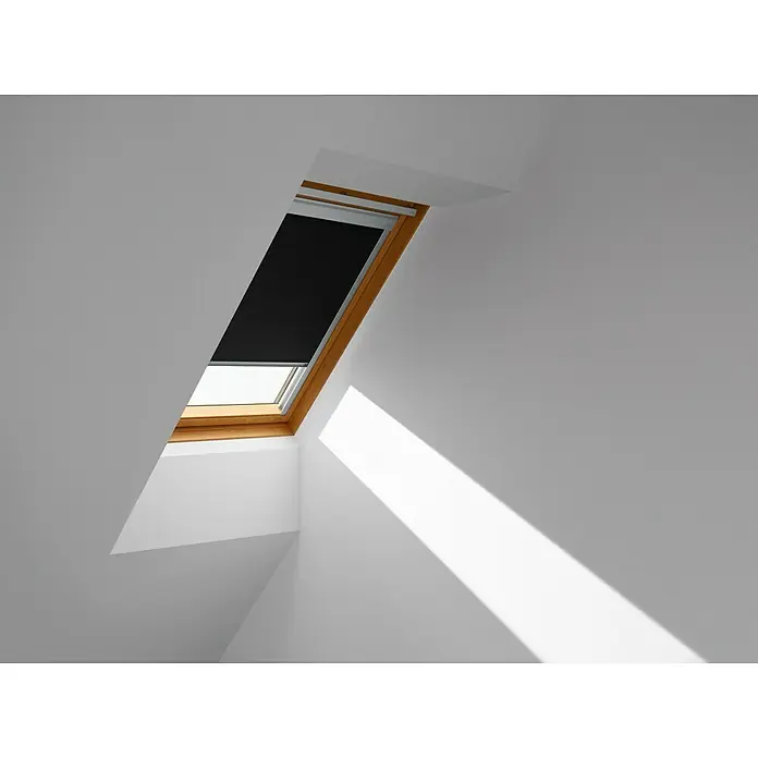 Velux Dachfensterrollo Classic DBL M08 4249 - Farbe: Schwarz - 4249, Farbe Schiene: Aluminium, Manuell - Dachfenster mit Verdunkelungsrollo: Ein Holzrahmenfenster mit einem blickdichten, schwarzen Rollo in einem hellen Raum.